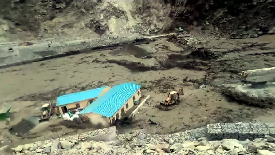 Himachal cloudburst triggers flash floods; Army rescues stranded civilians Himachal cloudburst triggers flash floods; Army rescues stranded civilians