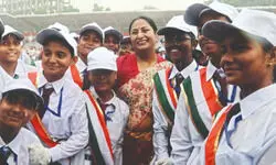 Meets children in rain after I-Day speech