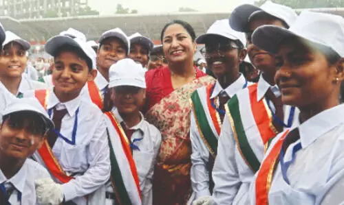 Meets children in rain after I-Day speech