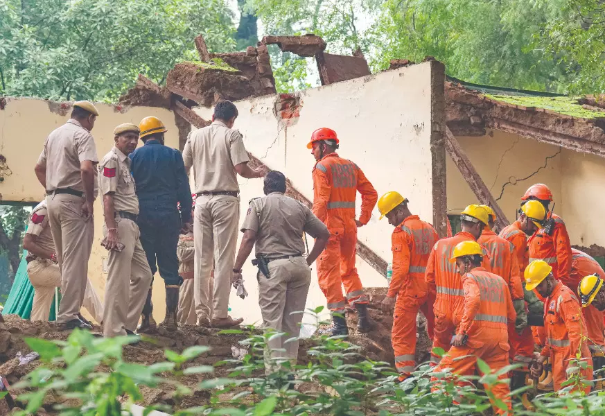 Six killed as Patte Shah Dargah rooms collapse Six killed as Patte Shah Dargah rooms collapse