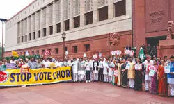 Oppn protests against SIR in Parl complex