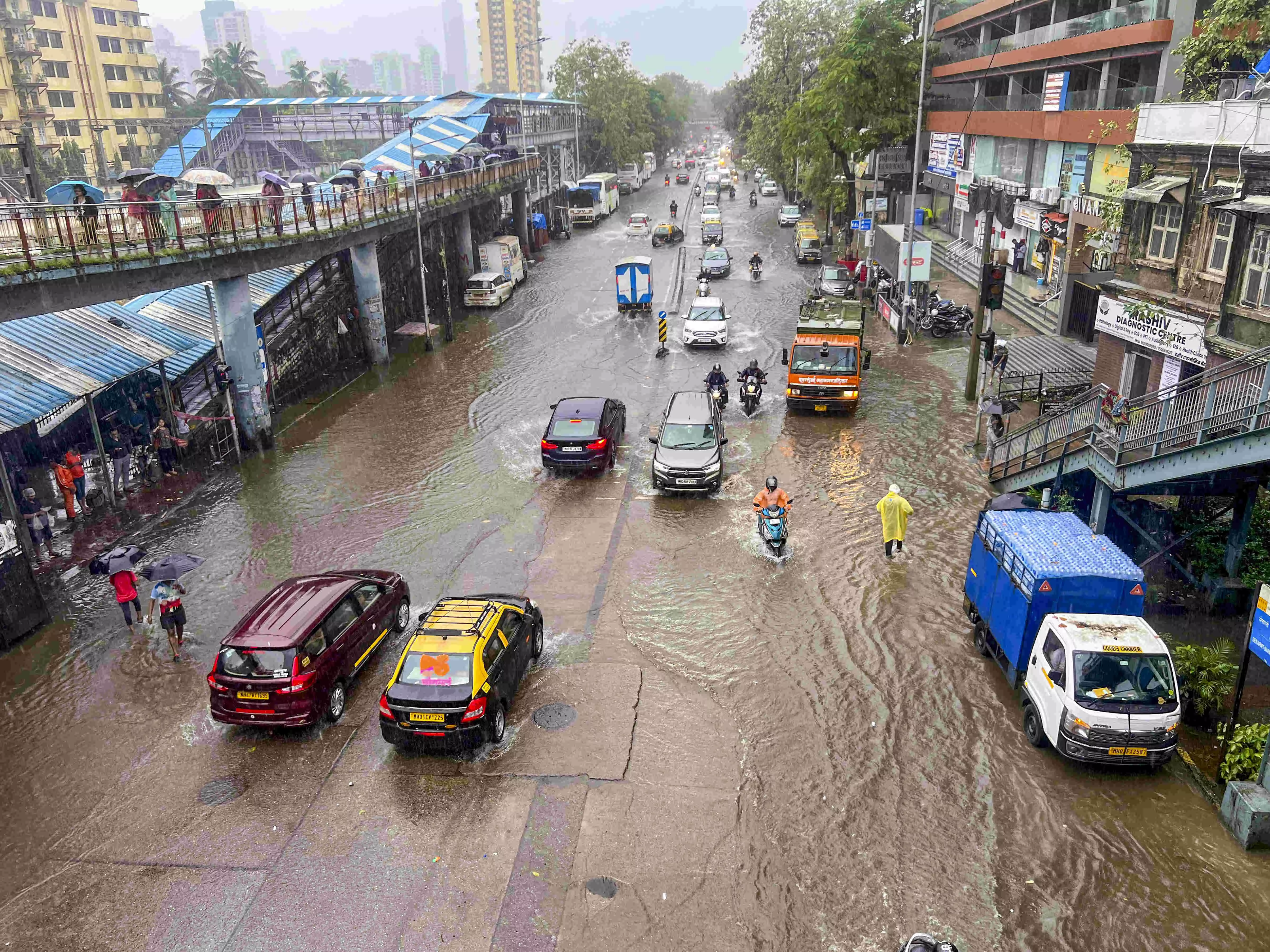 Heavy rains in Mumbai; schools, colleges shut as IMD issues red alert