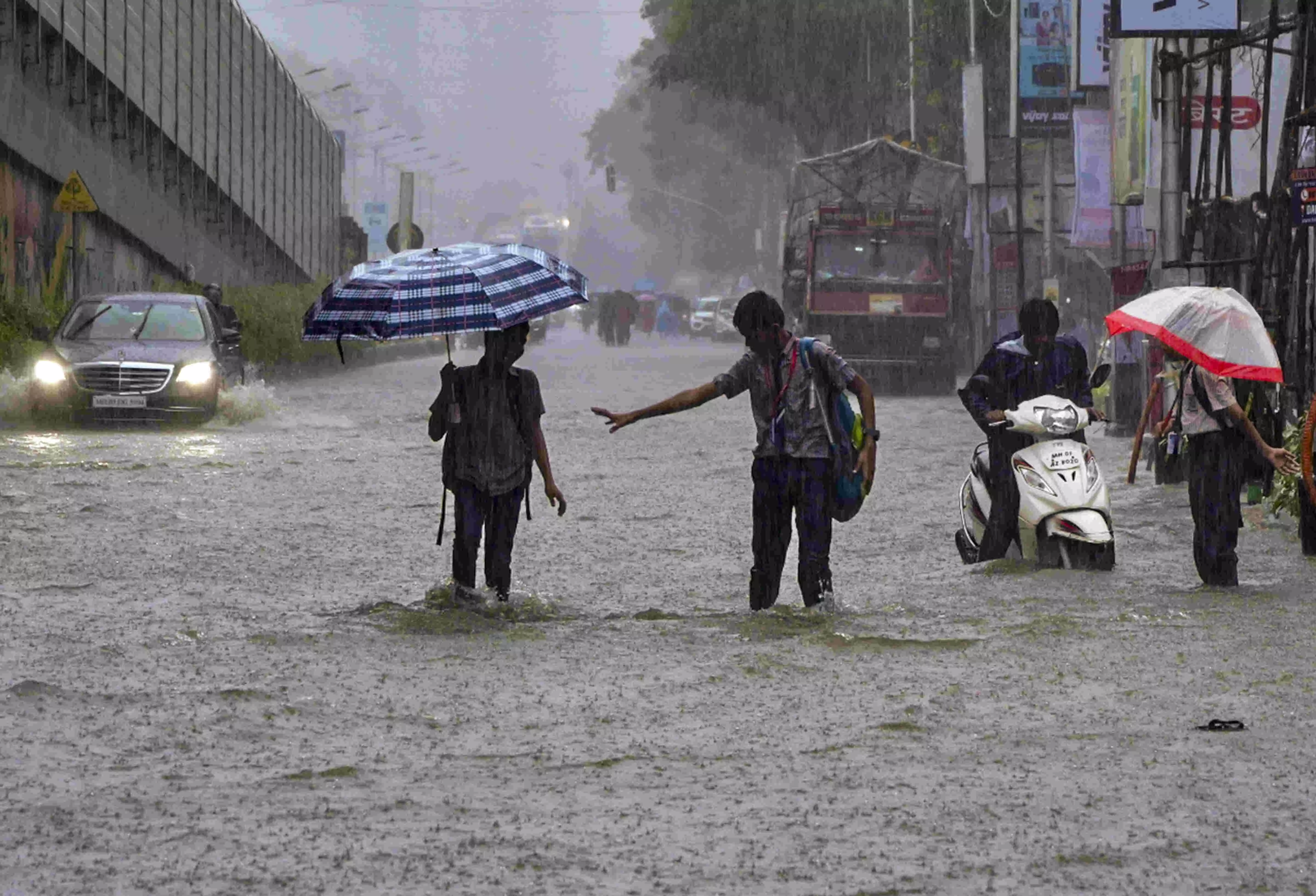 5 missing, 200 stranded in Nanded; local trains, flights hit in Mumbai amid heavy rains