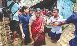 CM wades barefoot, says Yamuna easing, no threat