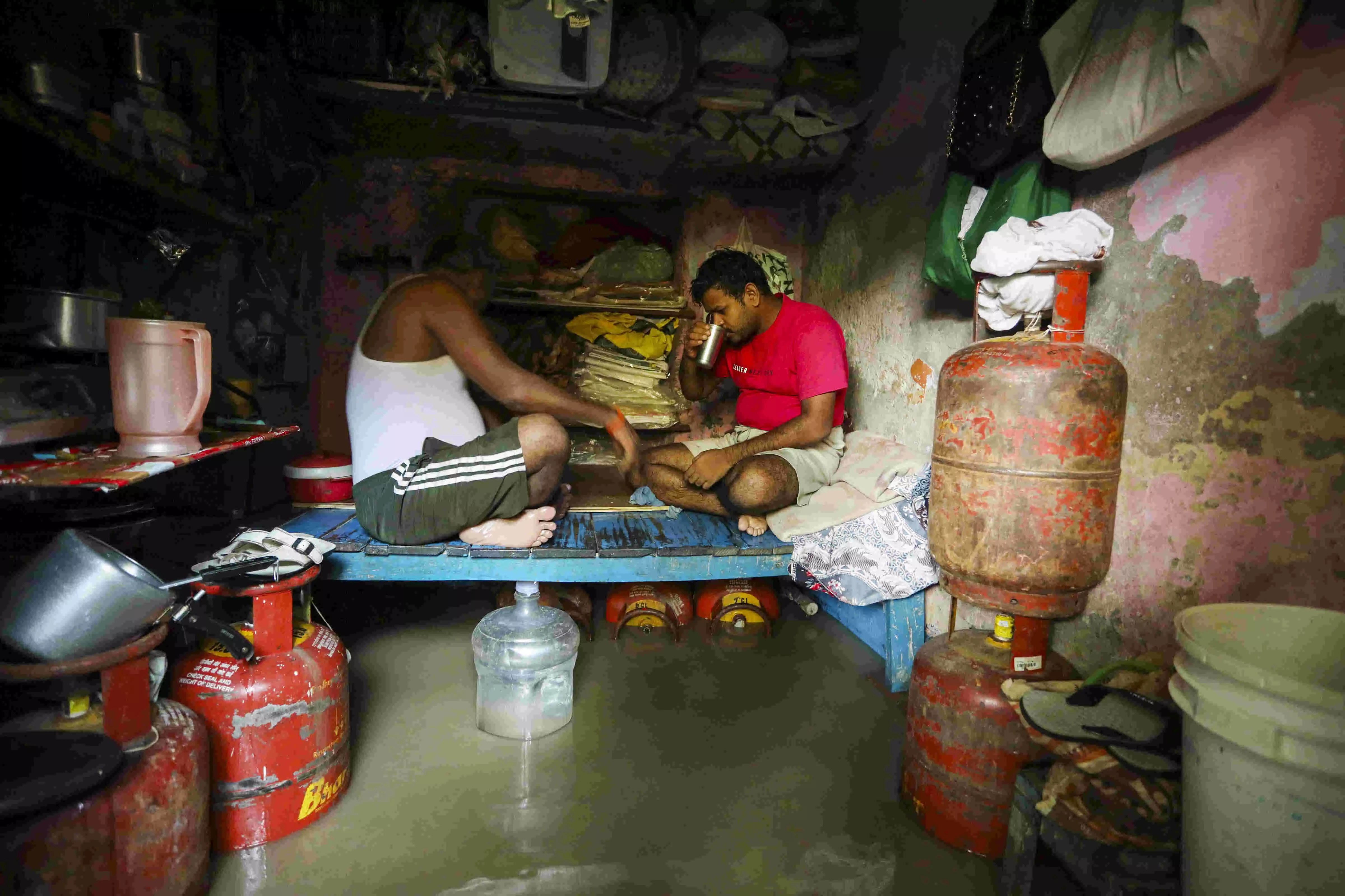 Delhi’s Yamuna Bazar flooded as river swells; residents struggle without food, shelter