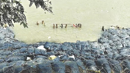 Dakra residents fear flooding as embankment starts crumbling again