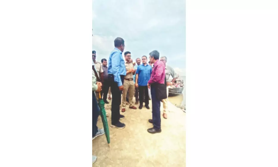 Top irrigation official inspects vulnerable riverbank sites