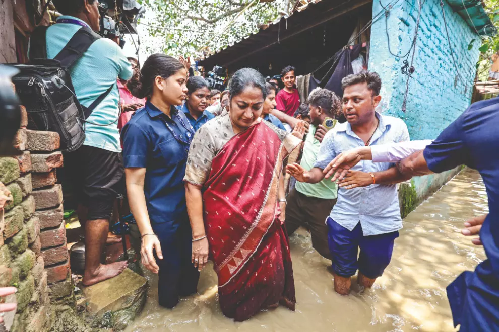 CM wades barefoot, says Yamuna easing, no threat