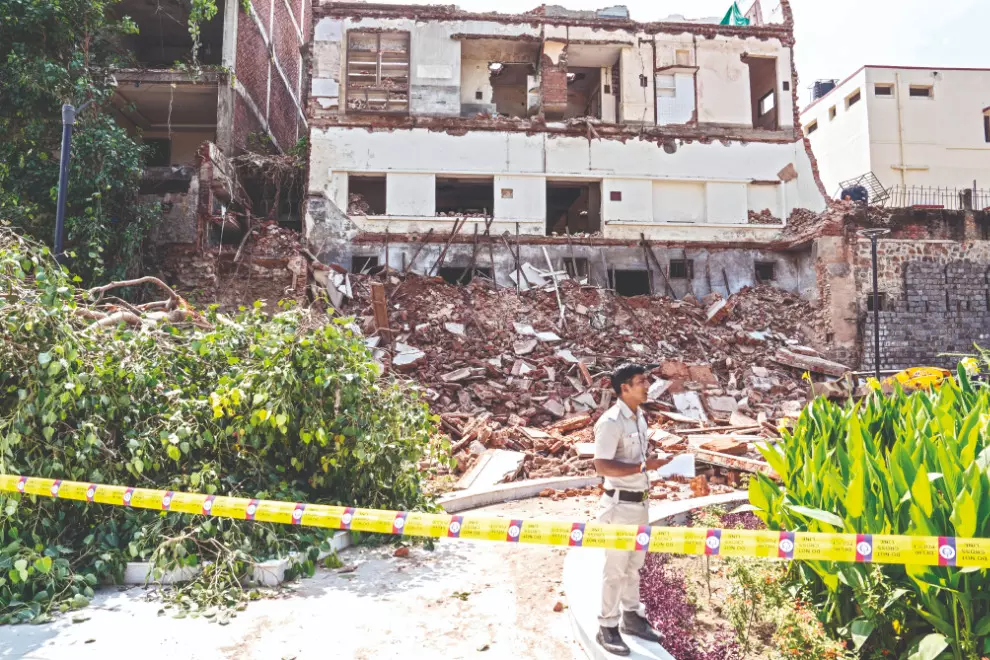 Daryaganj building collapse kills 3 construction workers