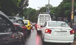 Heavy rain triggers traffic snarls Heavy rain triggers traffic snarls