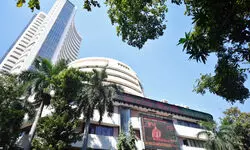 Stock markets halt 6-day rally; Sensex, Nifty dive nearly 1 pc as HDFC Bank, Reliance drag Stock markets halt 6-day rally; Sensex, Nifty dive nearly 1 pc as HDFC Bank, Reliance drag