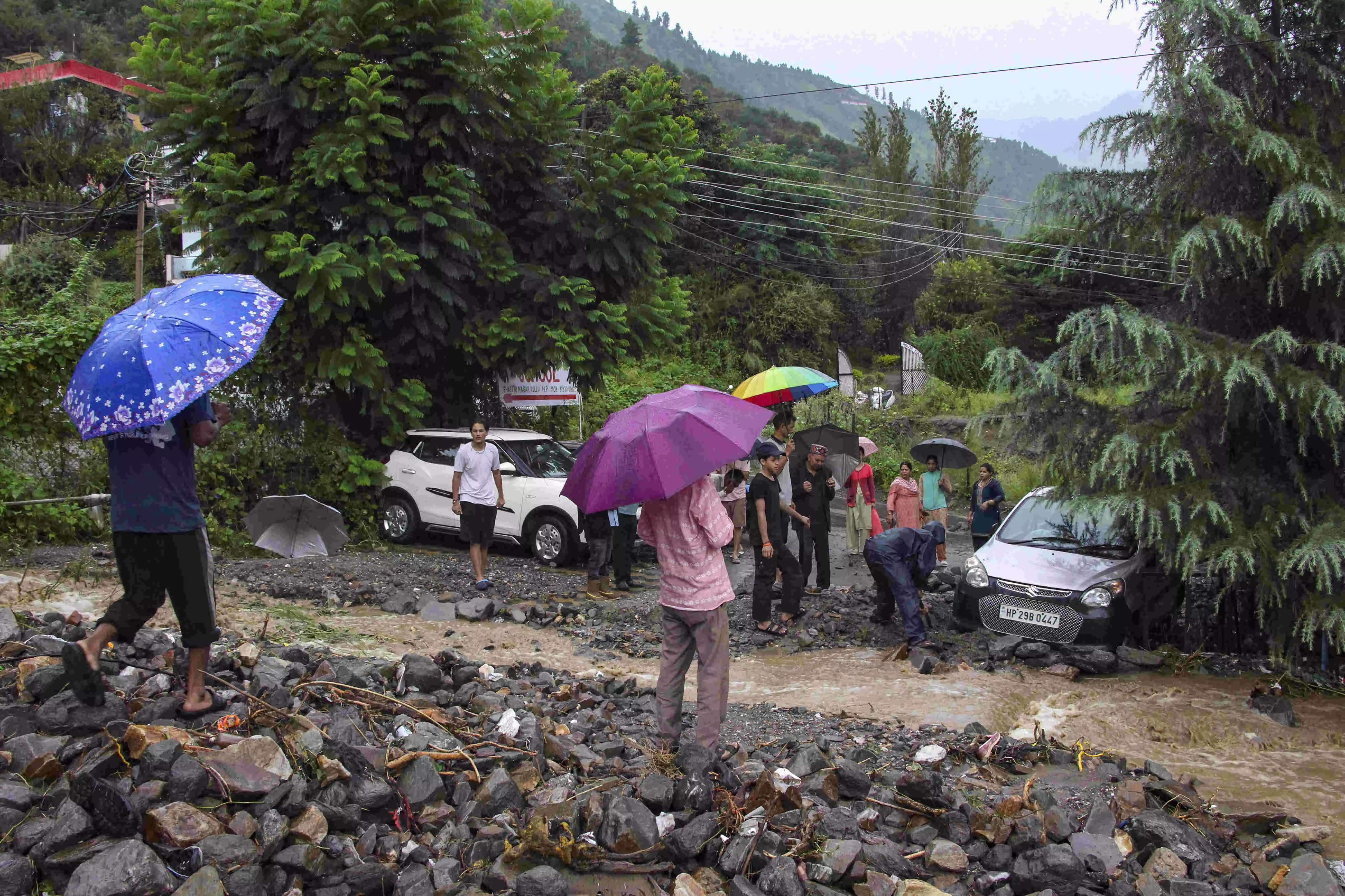 339 roads shut in Himachal Pradesh; heavy rain predicted 339 roads shut in Himachal Pradesh; heavy rain predicted
