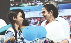 Burdwan: Mamata distributes cycles under Sabooj Sathi