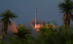 Latest launch of SpaceXs Starship deploys 8 dummy satellites, then splashes down into Indian Ocean
