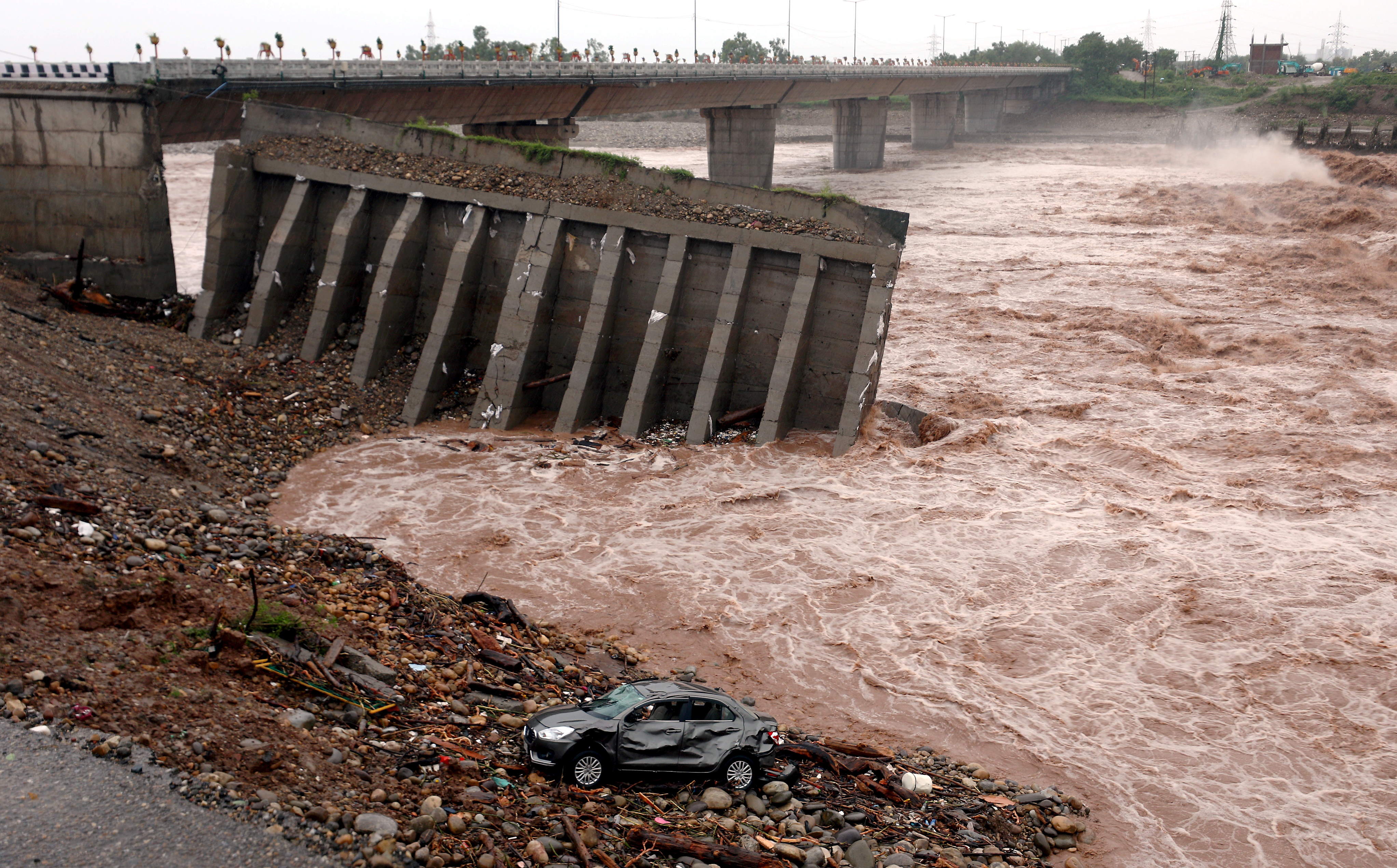 India issues fresh flood risk warnings to Pak amid heavy rain in northern states