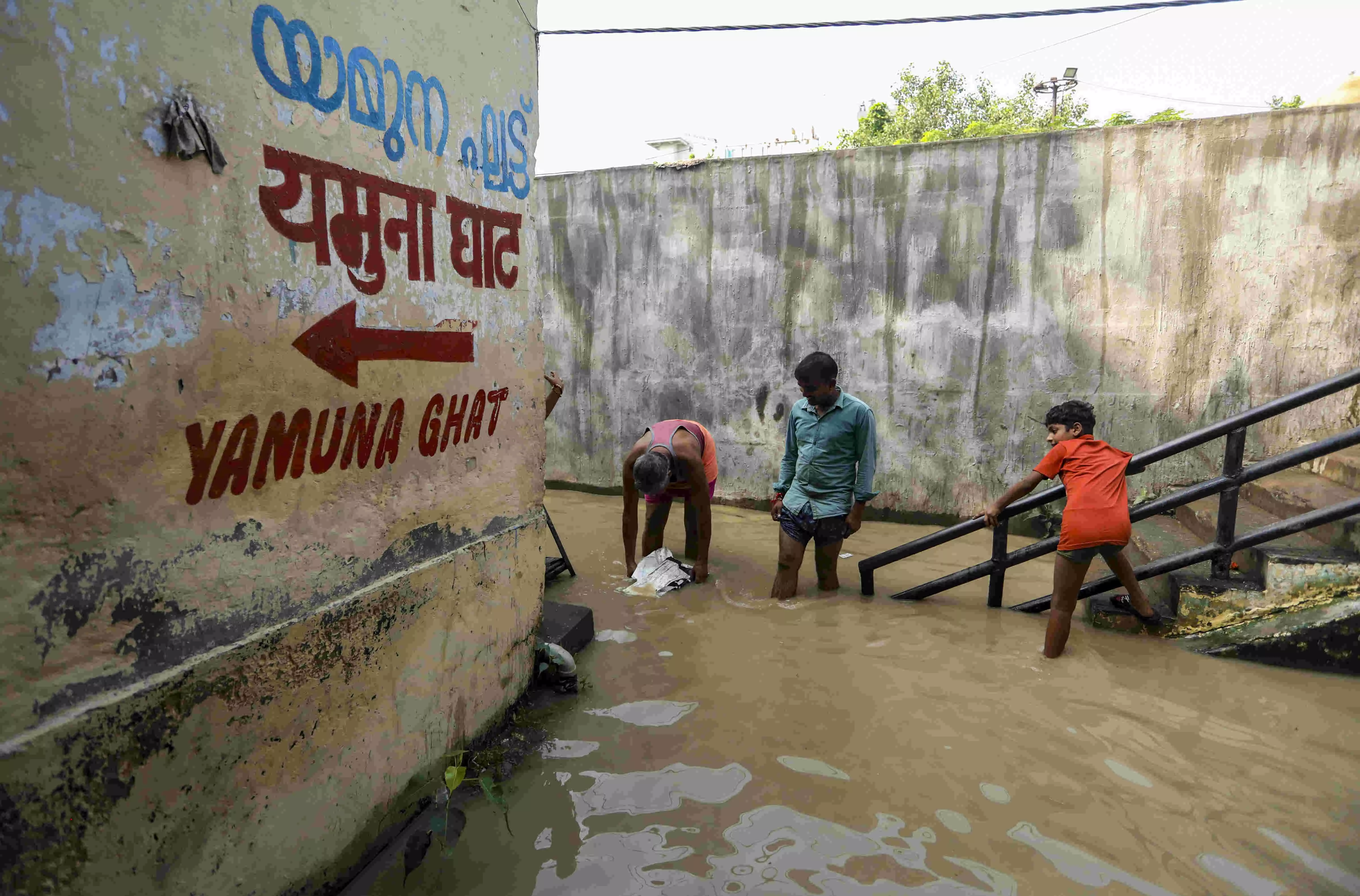 Yamuna remains above warning mark in Delhi, likely to cross danger mark by evening Yamuna remains above warning mark in Delhi, likely to cross danger mark by evening