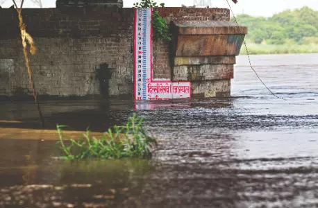 Yamuna above danger mark, flood camp in Mayur Vihar Yamuna above danger mark, flood camp in Mayur Vihar