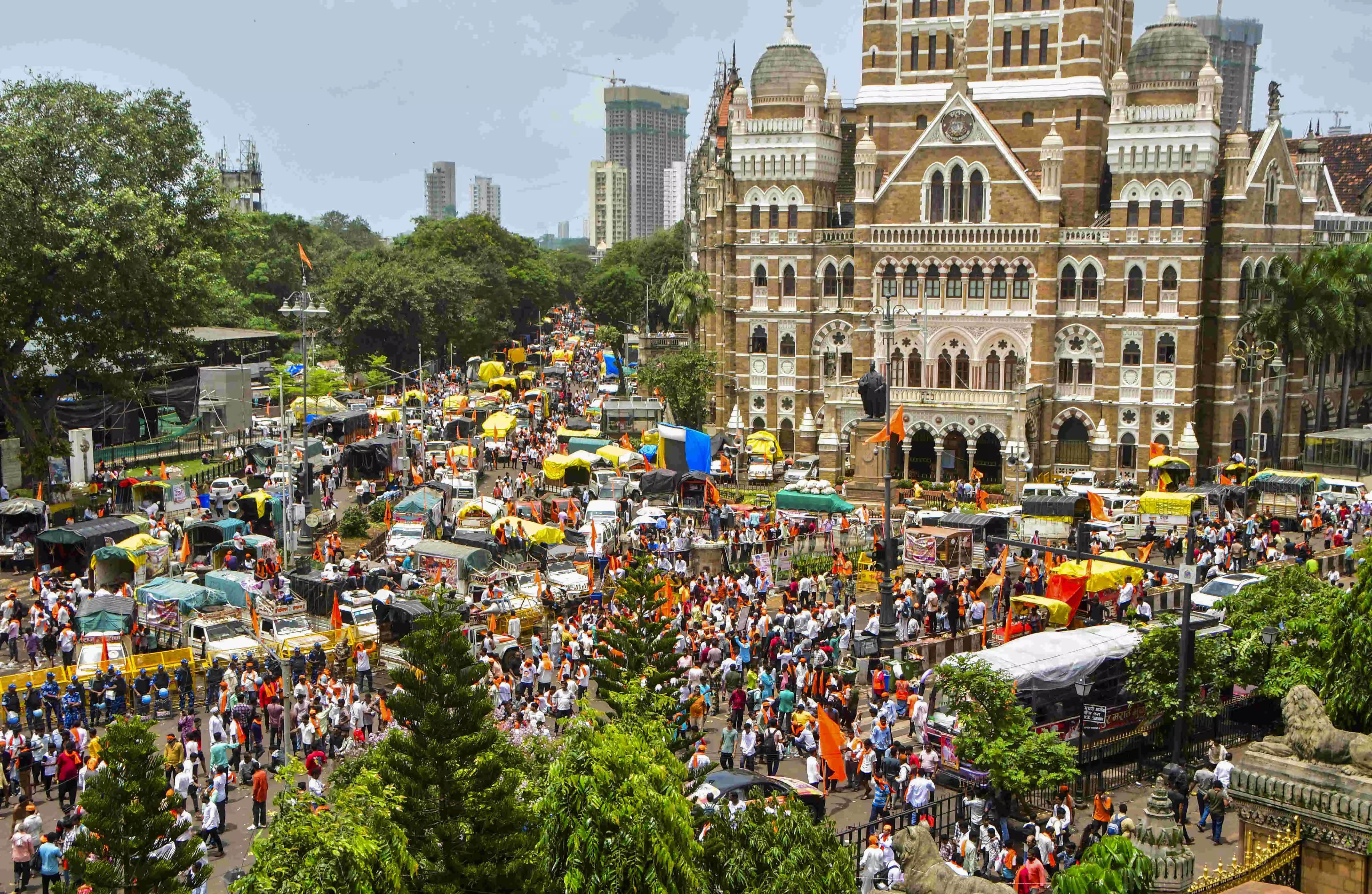 Maratha quota: HC says Jaranges stir not peaceful, ensure all Mumbai streets vacated by tomorrow Maratha quota: HC says Jaranges stir not peaceful, ensure all Mumbai streets vacated by tomorrow