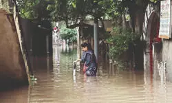 After floods, families struggle in camps amid disease fears