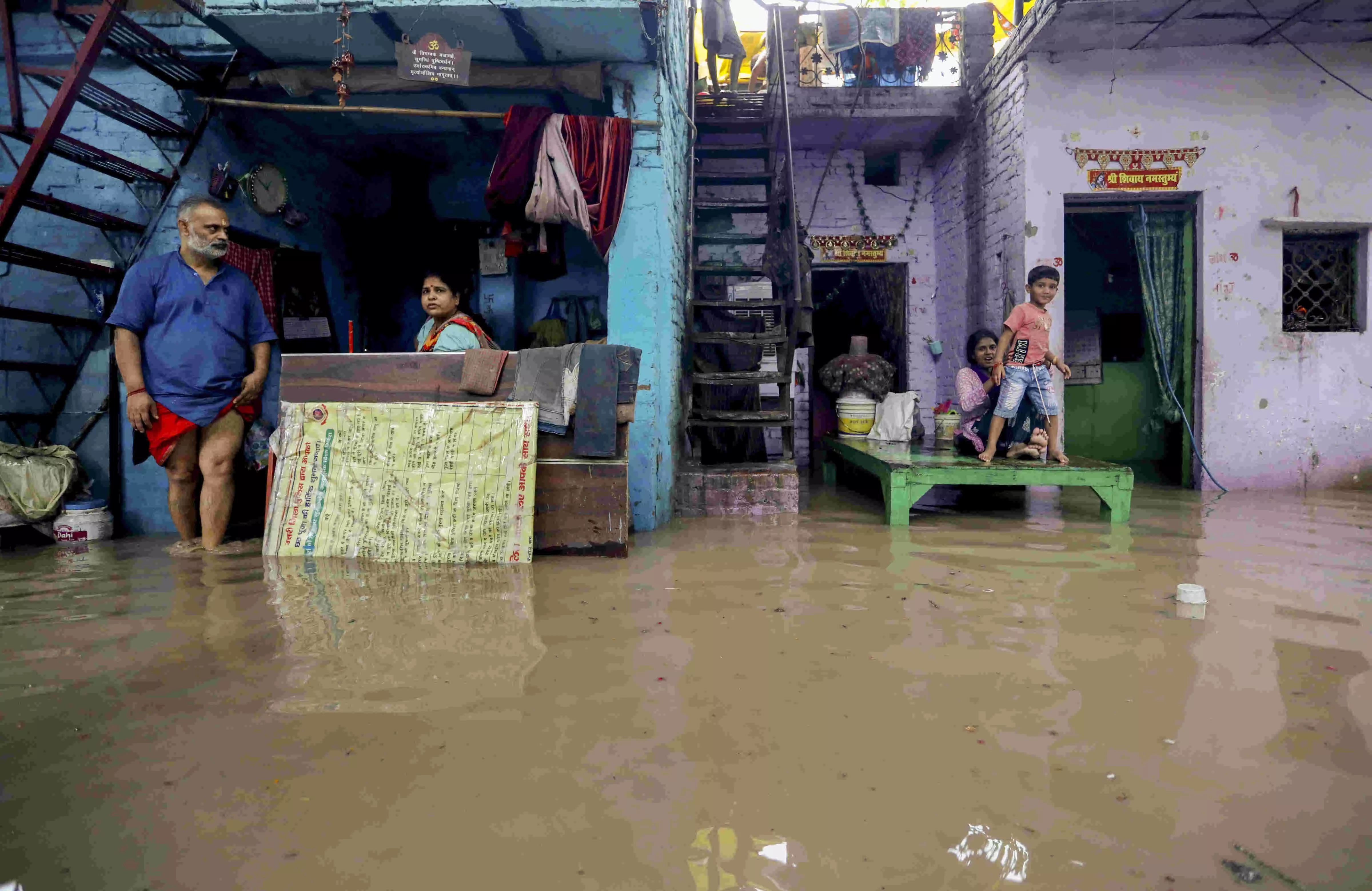 Cots float, families wade through water as Yamuna rises in Delhi Cots float, families wade through water as Yamuna rises in Delhi