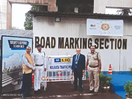 LIC Eastern Zone donates 150 guard rails to Kolkata Police LIC Eastern Zone donates 150 guard rails to Kolkata Police