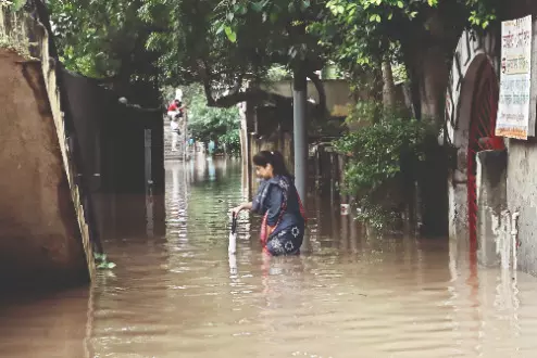 After floods, families struggle in camps amid disease fears After floods, families struggle in camps amid disease fears