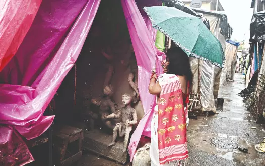 Rainfall becomes the new ‘asur’ for artisans of Kumartuli Rainfall becomes the new ‘asur’ for artisans of Kumartuli