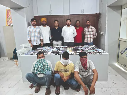 Cops bust syndicate smuggling stolen phones to Nepal, B’desh Cops bust syndicate smuggling stolen phones to Nepal, B’desh