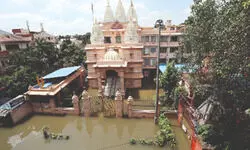 207 metres up, Capital stuck