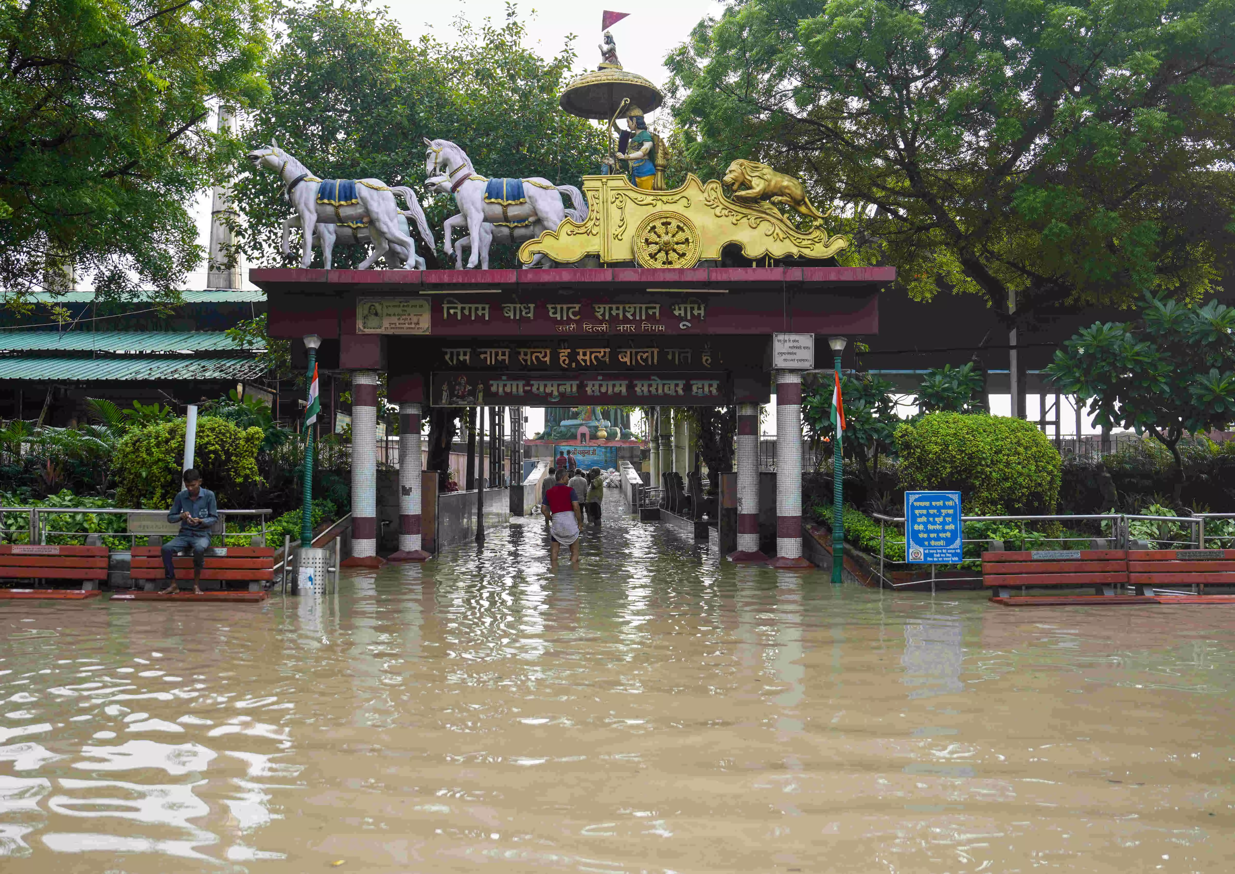 Yamuna swells past 207 metres in Delhi, floodwater inundates nearby areas Yamuna swells past 207 metres in Delhi, floodwater inundates nearby areas