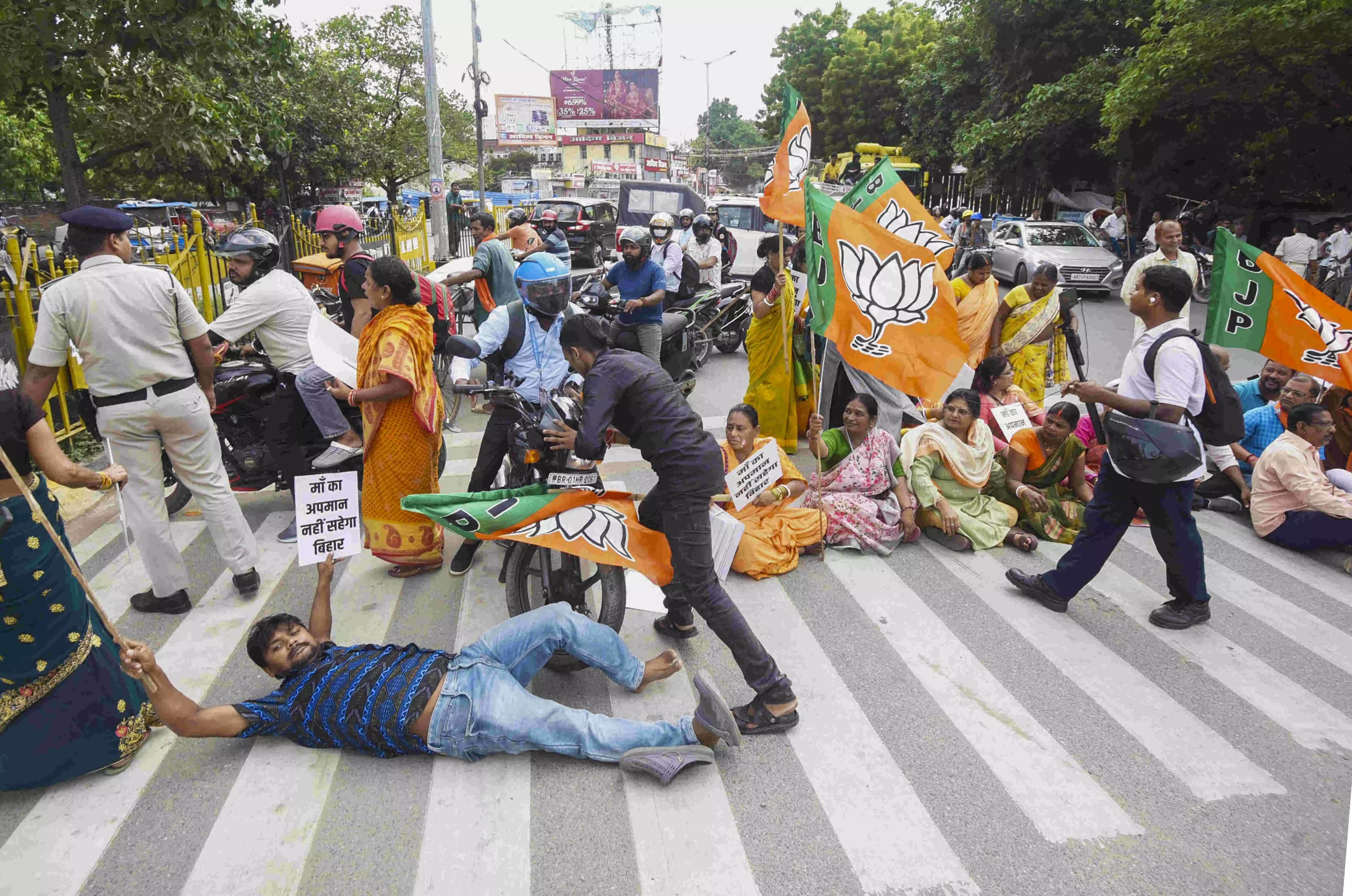 NDA enforces 5-hr bandh in Bihar to protest hurling of abuse at PMs mother NDA enforces 5-hr bandh in Bihar to protest hurling of abuse at PMs mother
