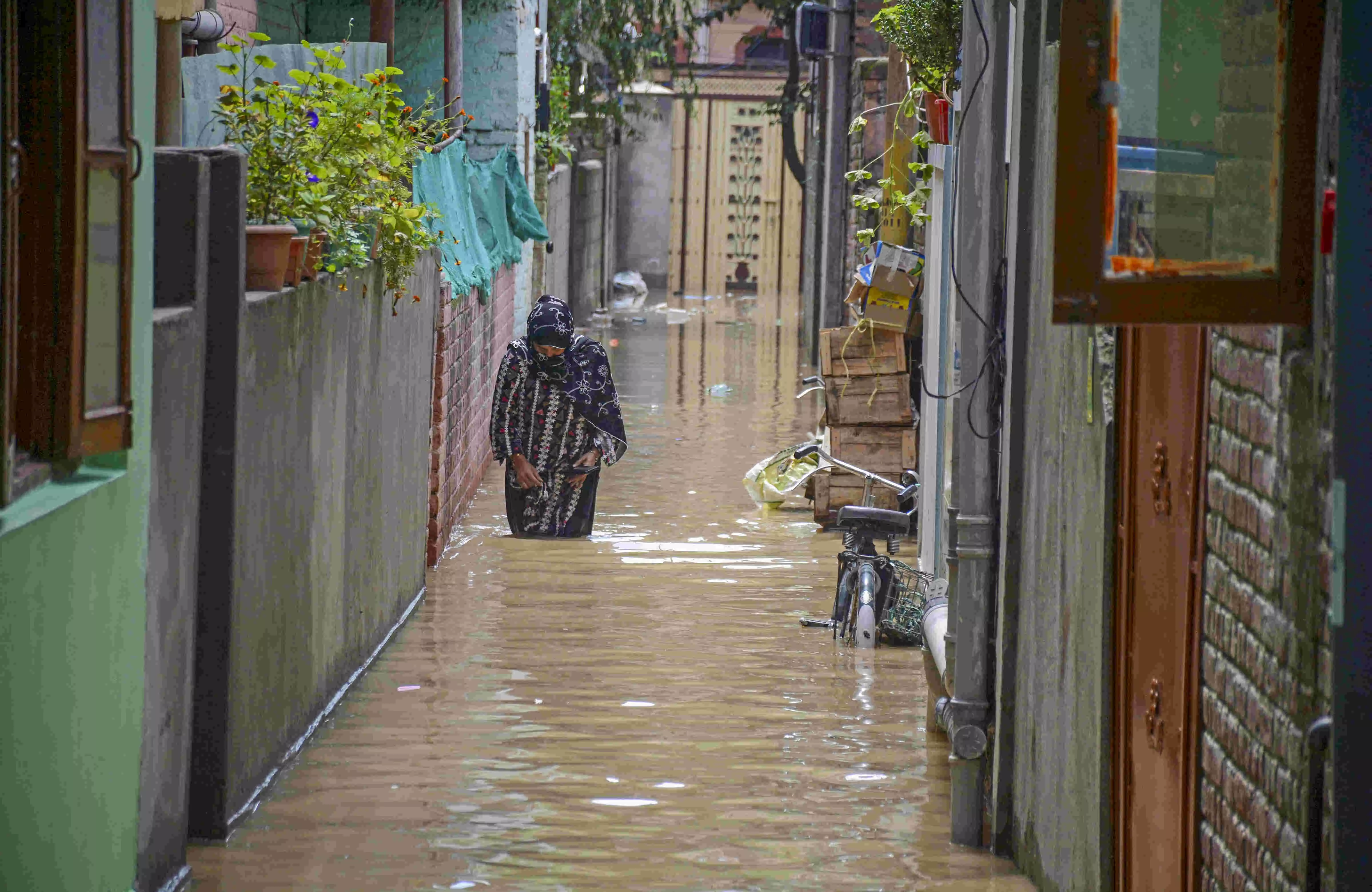 200 families evacuated from flood-affected areas of Srinagar 200 families evacuated from flood-affected areas of Srinagar