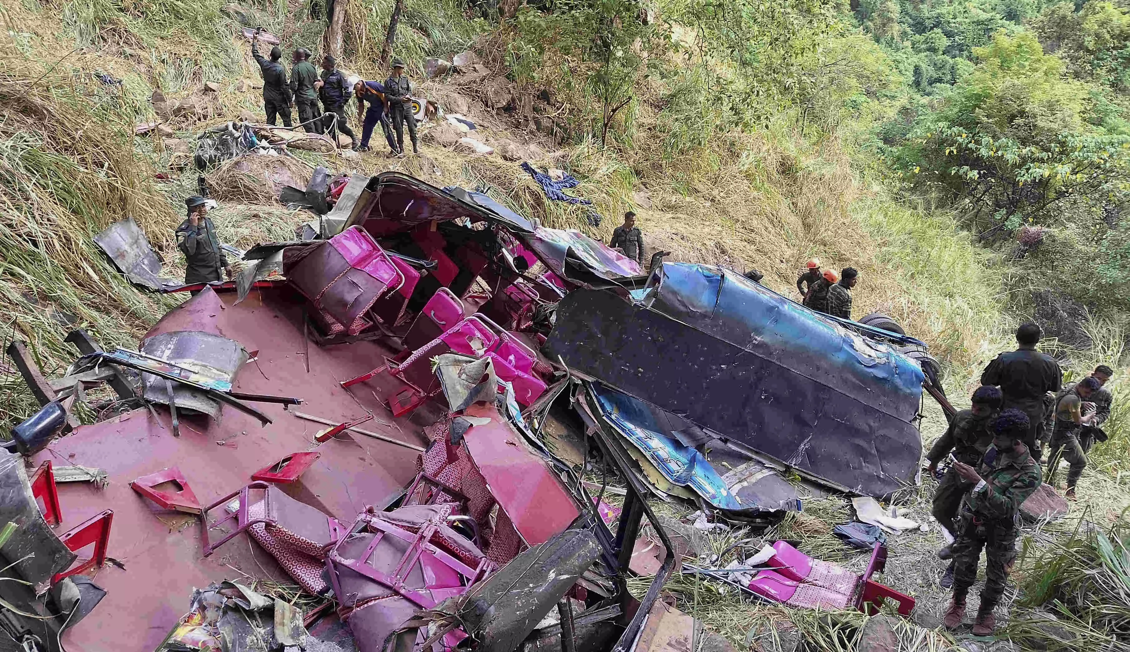 Sri Lanka bus plunges 1000 feet in Badulla killing 15 and injuring 15