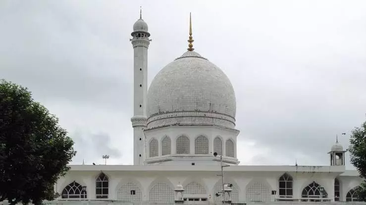 Hazratbal row: CM Abdullah questions use of national emblem on mosque plaque, parties demand removal of Waqf Board chief Hazratbal row: CM Abdullah questions use of national emblem on mosque plaque, parties demand removal of Waqf Board chief