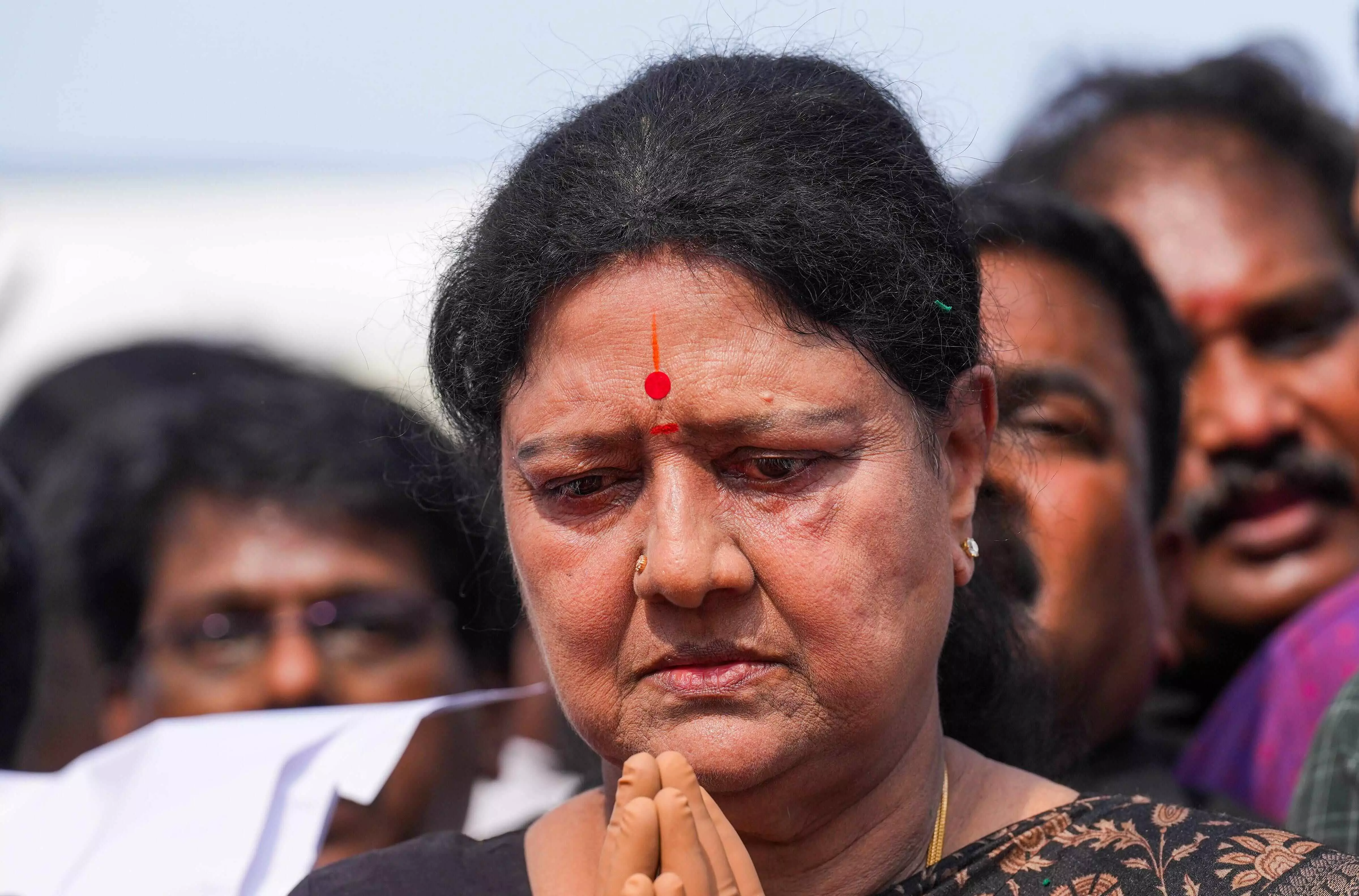 Sasikala paid Rs 450 Cr in old notes to buy sugar factory in TN during demonetisation: CBI Sasikala paid Rs 450 Cr in old notes to buy sugar factory in TN during demonetisation: CBI