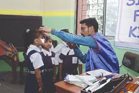 KMC teams up with volunteers for student eye health KMC teams up with volunteers for student eye health