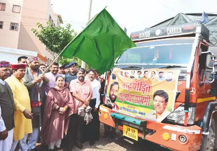 Haryana CM flags off trucks carrying flood relief material for Punjab & HP Haryana CM flags off trucks carrying flood relief material for Punjab & HP