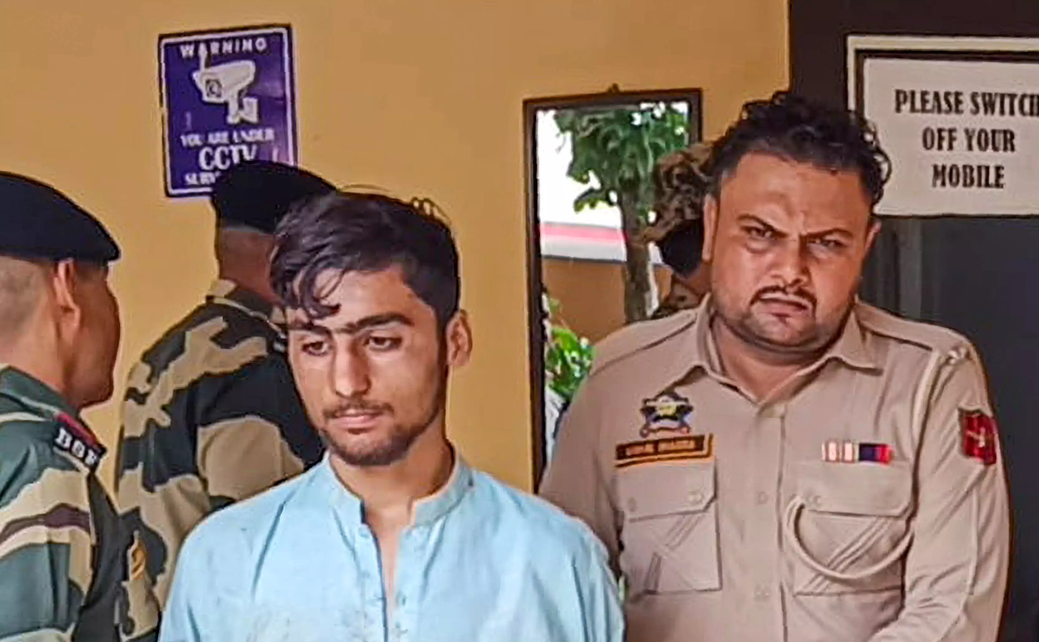 Pak intruder arrested along IB in Jammu, BSF to lodge protest with Pakistan Rangers Pak intruder arrested along IB in Jammu, BSF to lodge protest with Pakistan Rangers