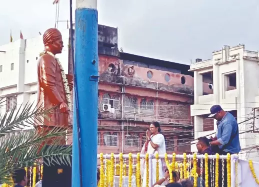 Mamata pays tribute to Thakur Panchanan Barma in Siliguri Mamata pays tribute to Thakur Panchanan Barma in Siliguri