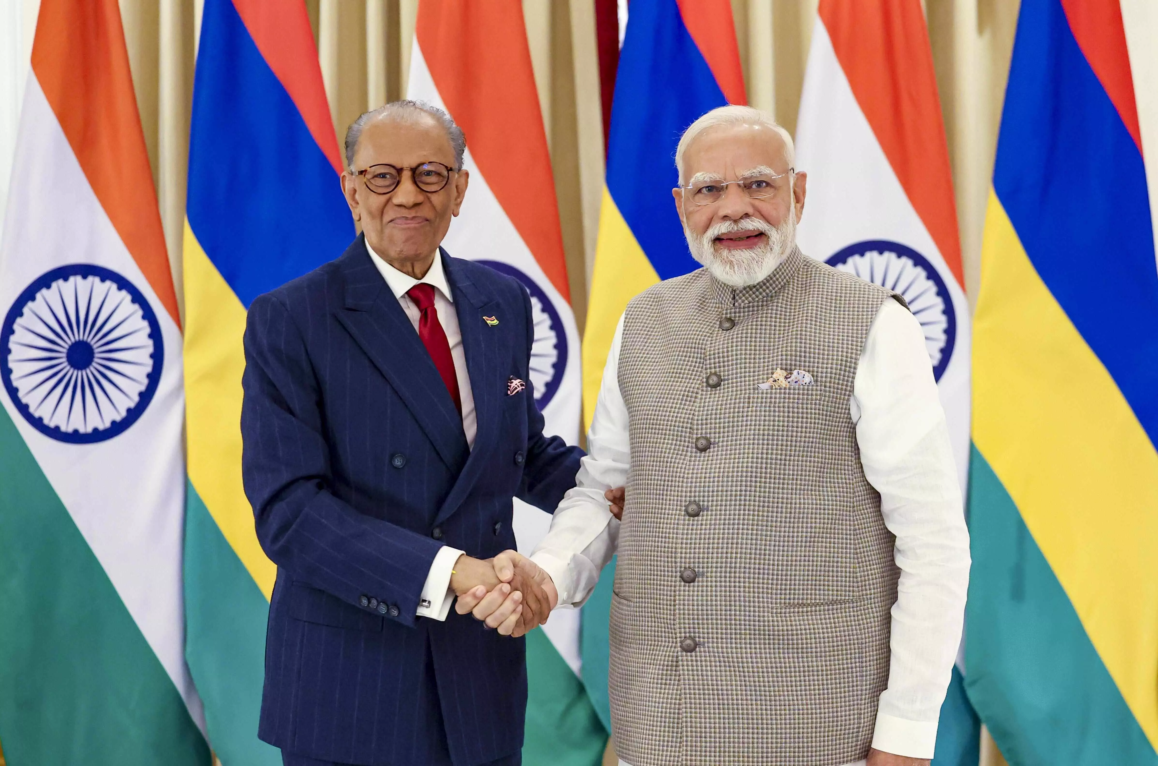 India, Mauritius to work towards facilitating bilateral trade in local currencies: PM Modi