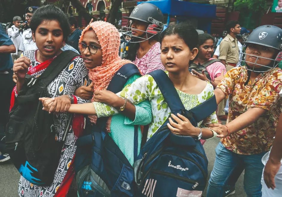 TET-qualified candidates clash with police outside Assembly