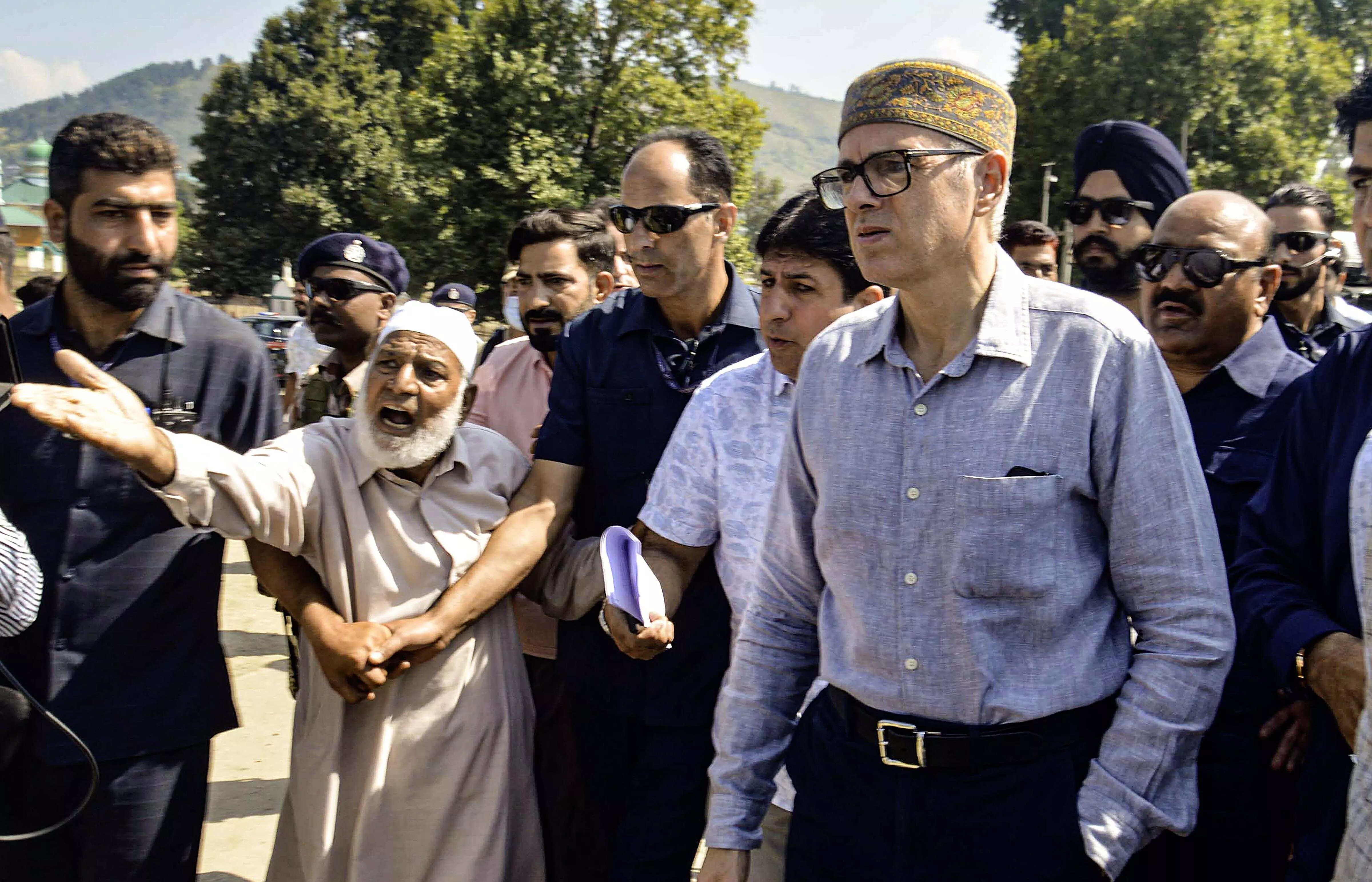 Gestures of solidarity strengthen spirit of unity: Omar on Maharashtras contribution for flood relief in J-K