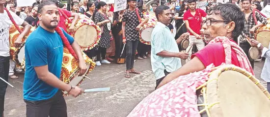 Balurghat ‘dhakis’ head to other states for better earnings this Puja