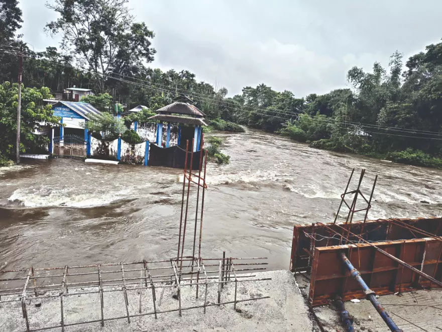 Falakata–Alipurduar traffic comes to halt as river diversions collapse Falakata–Alipurduar traffic comes to halt as river diversions collapse