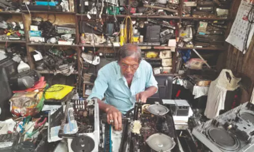From midnight crowds to empty counters: Kolkata’s ‘radio craze is gone’