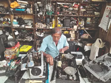 From midnight crowds to empty counters: Kolkata’s ‘radio craze is gone’ From midnight crowds to empty counters: Kolkata’s ‘radio craze is gone’