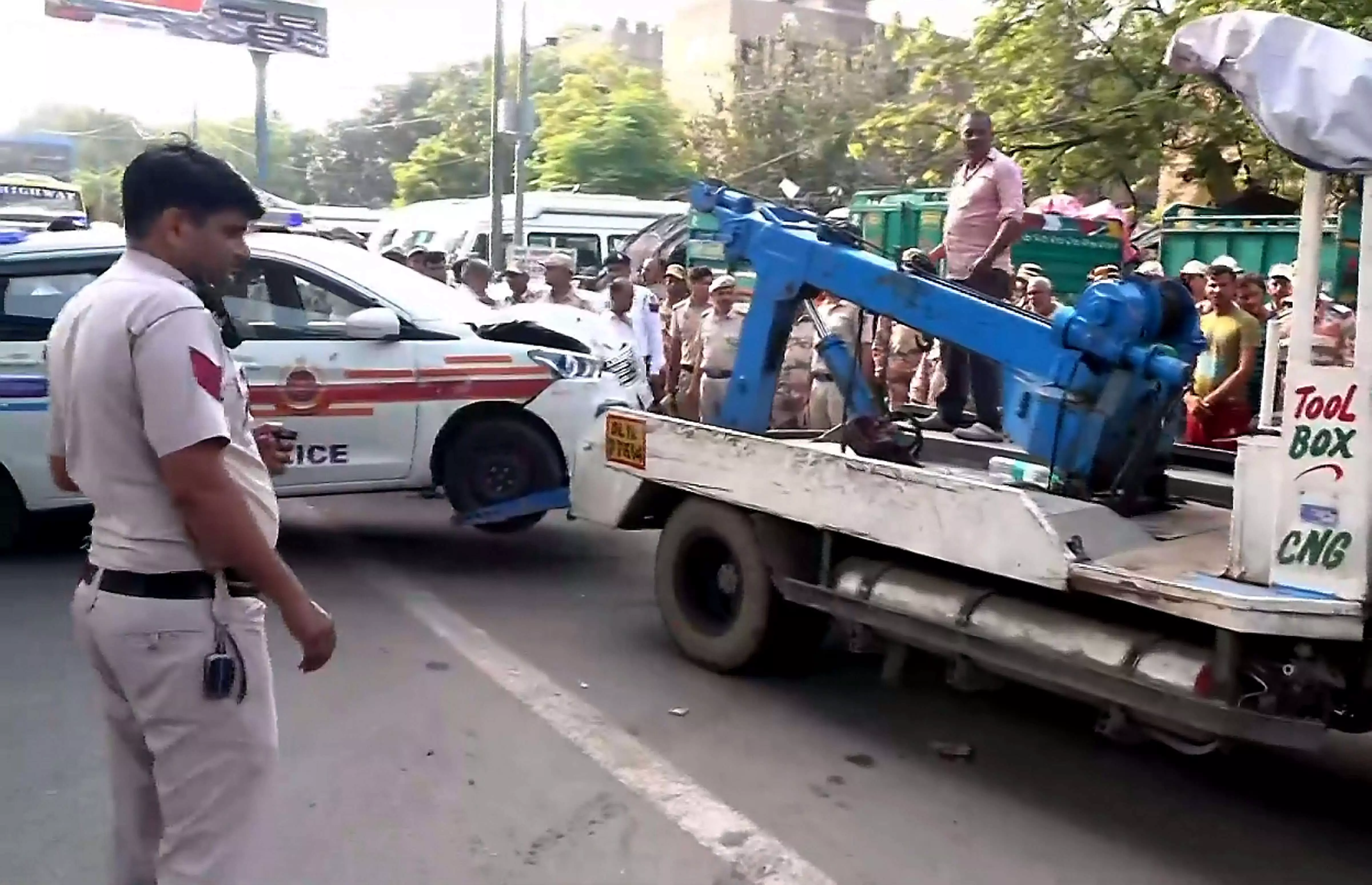 Police vehicle rams into tea stall in central Delhi, man killed