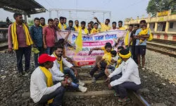 Rail blockade by Kurmis underway in Jharkhand, train services partially affected Rail blockade by Kurmis underway in Jharkhand, train services partially affected