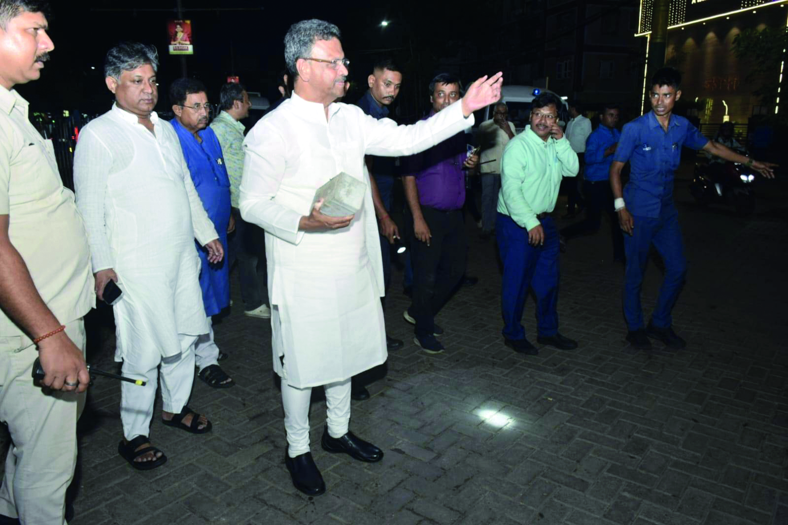Mayor reviews city road conditions before Puja festivities begin Mayor reviews city road conditions before Puja festivities begin