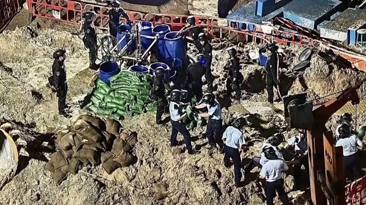 Thousands evacuated in Hong Kong after discovery of large WWII-era bomb Thousands evacuated in Hong Kong after discovery of large WWII-era bomb
